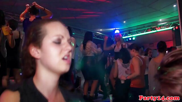 กลุ่มเซ็กส์ที่งานปาร์ตี้สนุกสนานกันอย่างเป็นบ้าเป็นหลังที่บ้านของ truant วิดีโอ โด จิ น